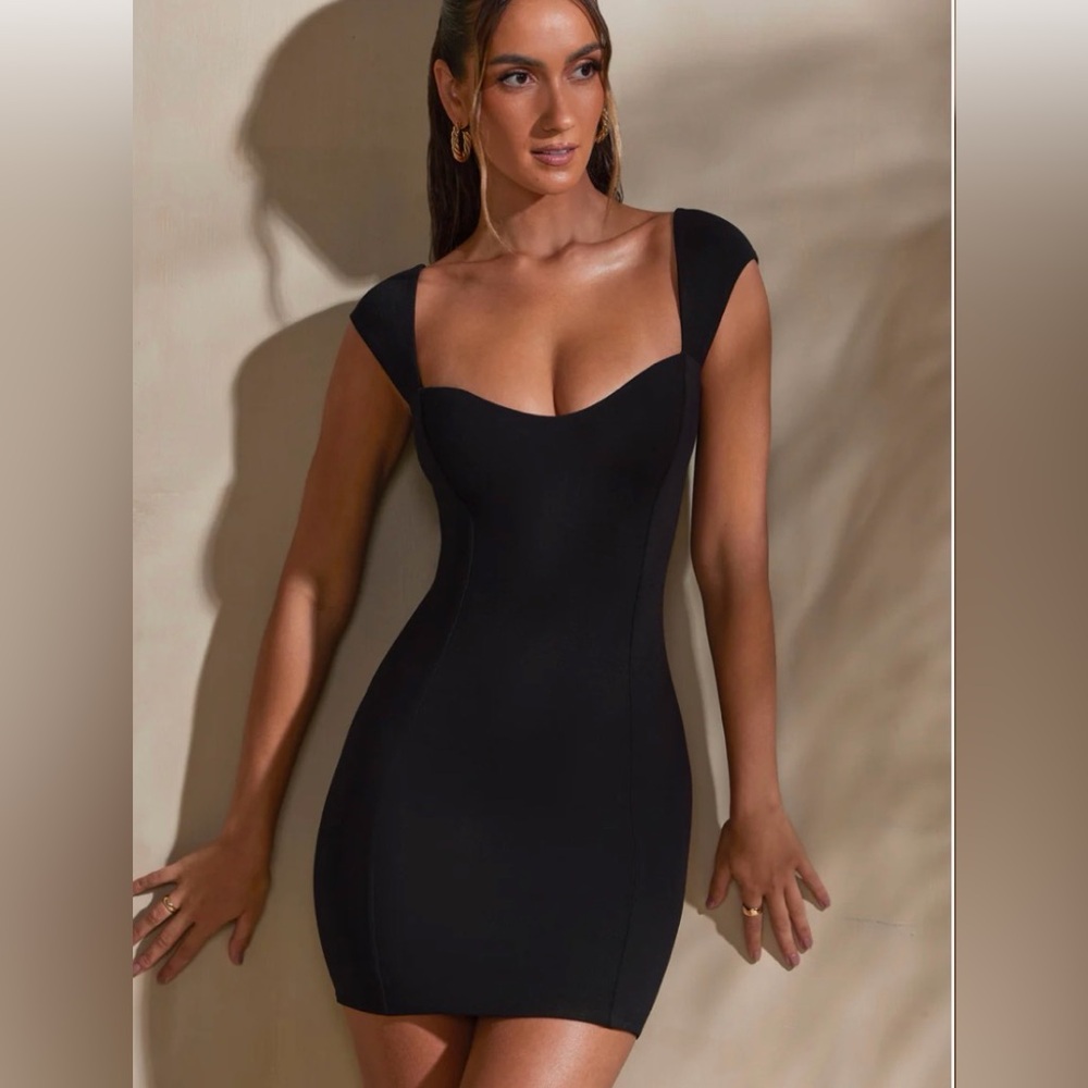 Sleek Black Cap-Sleeve Bodycon Dress